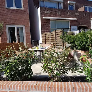 https://cornelia-beach-apartments.zandvoort-hotels.com